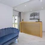 Deluxe Hotel