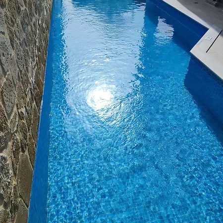 Deluxe Hotel